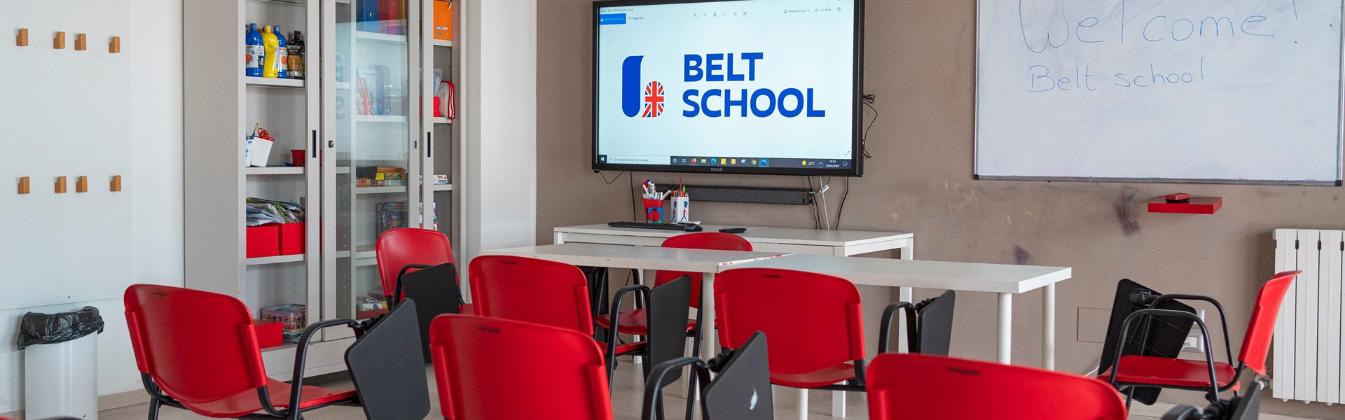 Un'aula di Belt School, con il logo della scuola sullo schermo