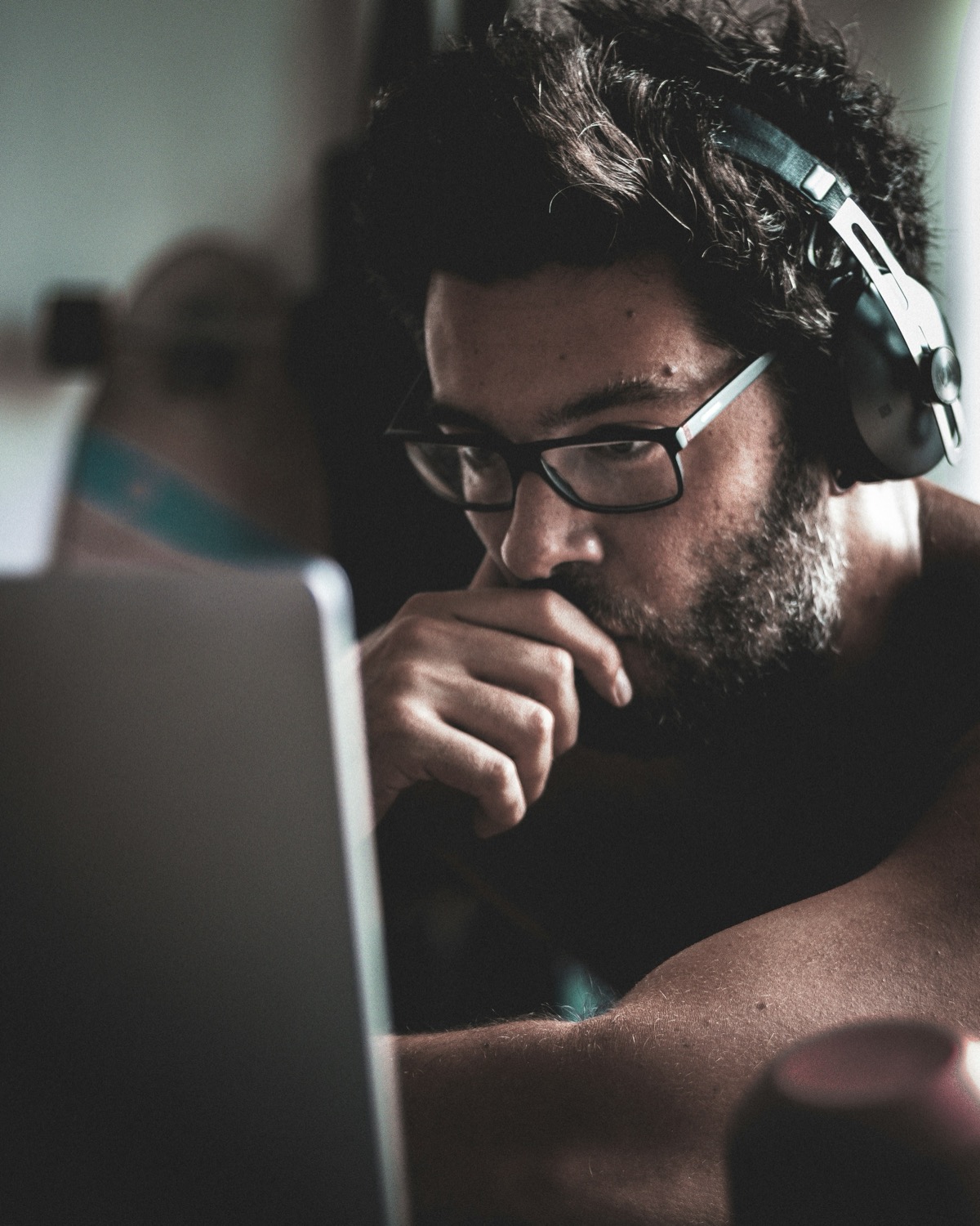 Una persona che segue un corso online al computer